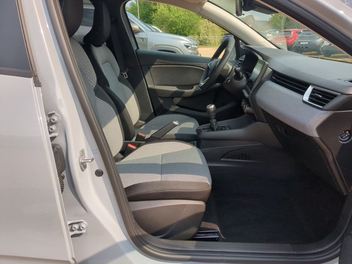 Fahrzeuginnenraum mit grau-braunen Stoffsitzen, Schaltgetriebe und Armaturenbrett im Autohaus