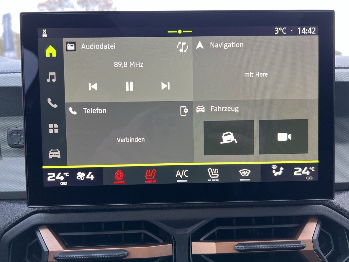 Fahrzeuginnenraum mit Blick auf Armaturenbrett und Autohaus-Showroom im Hintergrund