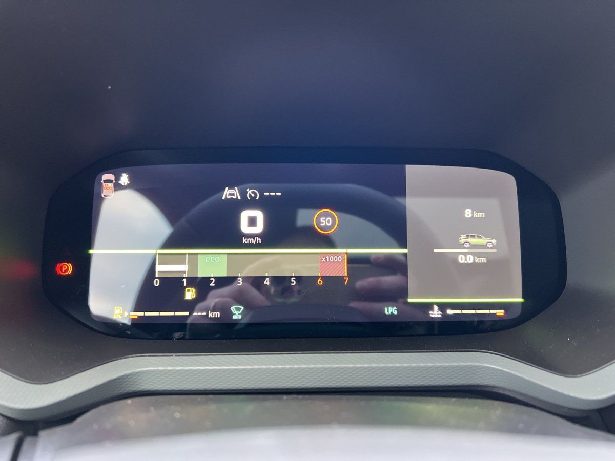 Digitales Kombiinstrument mit Tachometer, LPG-Anzeige und Fahrerassistenzsystemen im Fahrzeuginnenraum