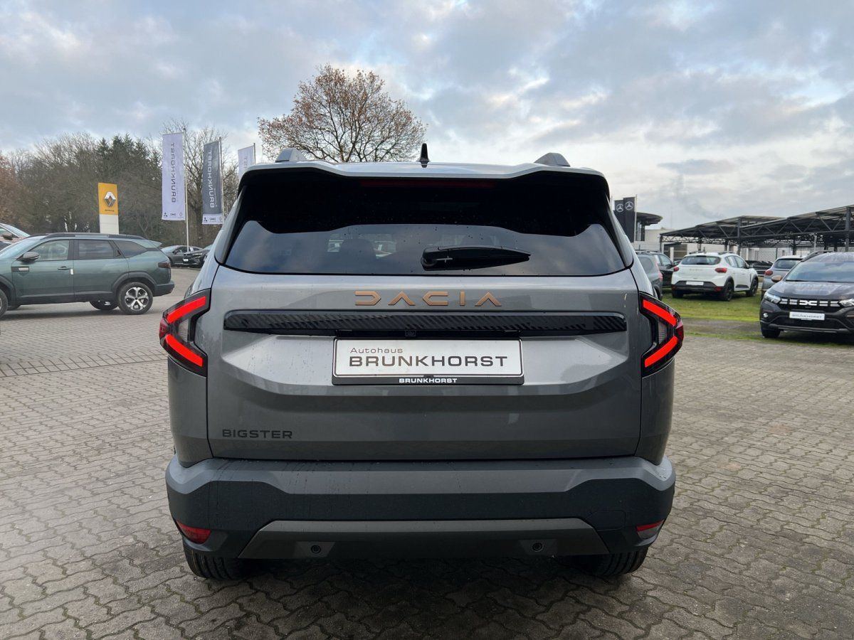 Dacia Bigster SUV Heckansicht in Grau im Autohaus Brunkhorst Showroom