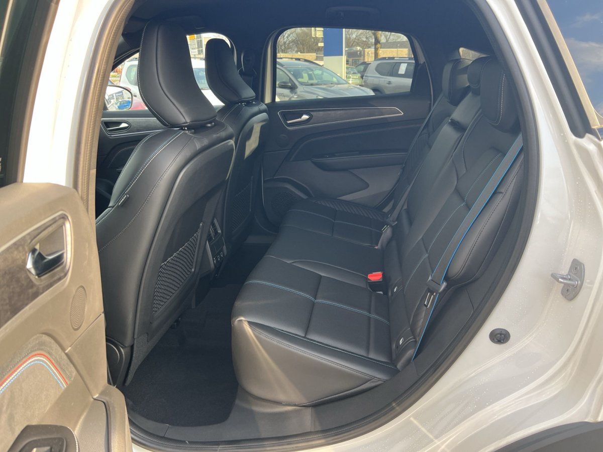 SUV Innenraum Rücksitzbank schwarzes Leder mit blauer Ziersteppung im Autohaus