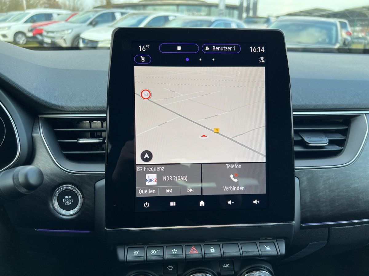 Renault Innenraum mit Infotainment-Display und Navigation im Autohaus