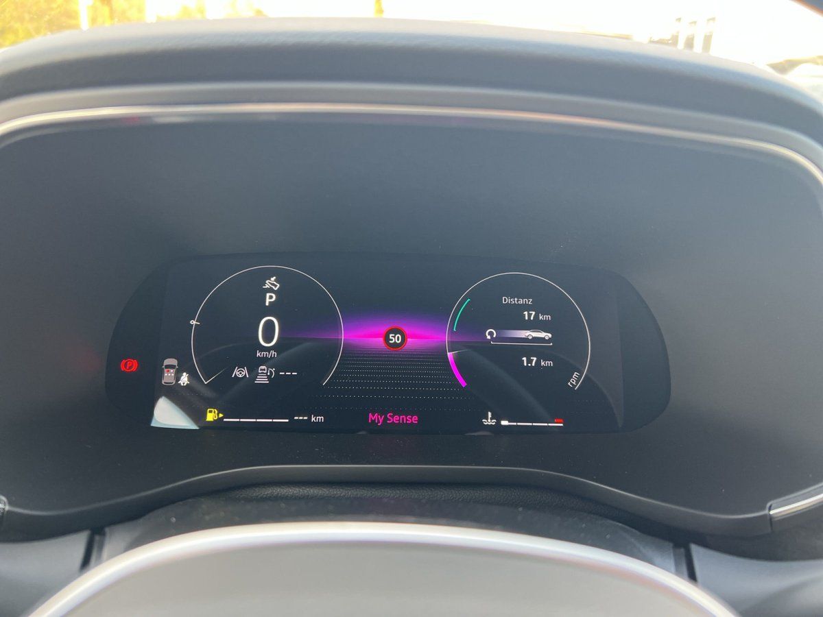 Renault Fahrzeug Innenraum mit digitalem Kombiinstrument im Autohaus