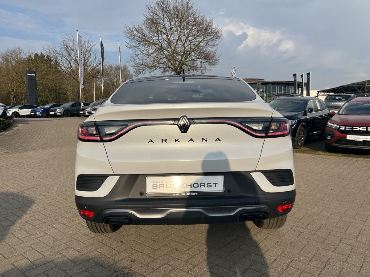 Renault Arkana in Weiß – Heckansicht im Autohaus Brunkhörst Showroom