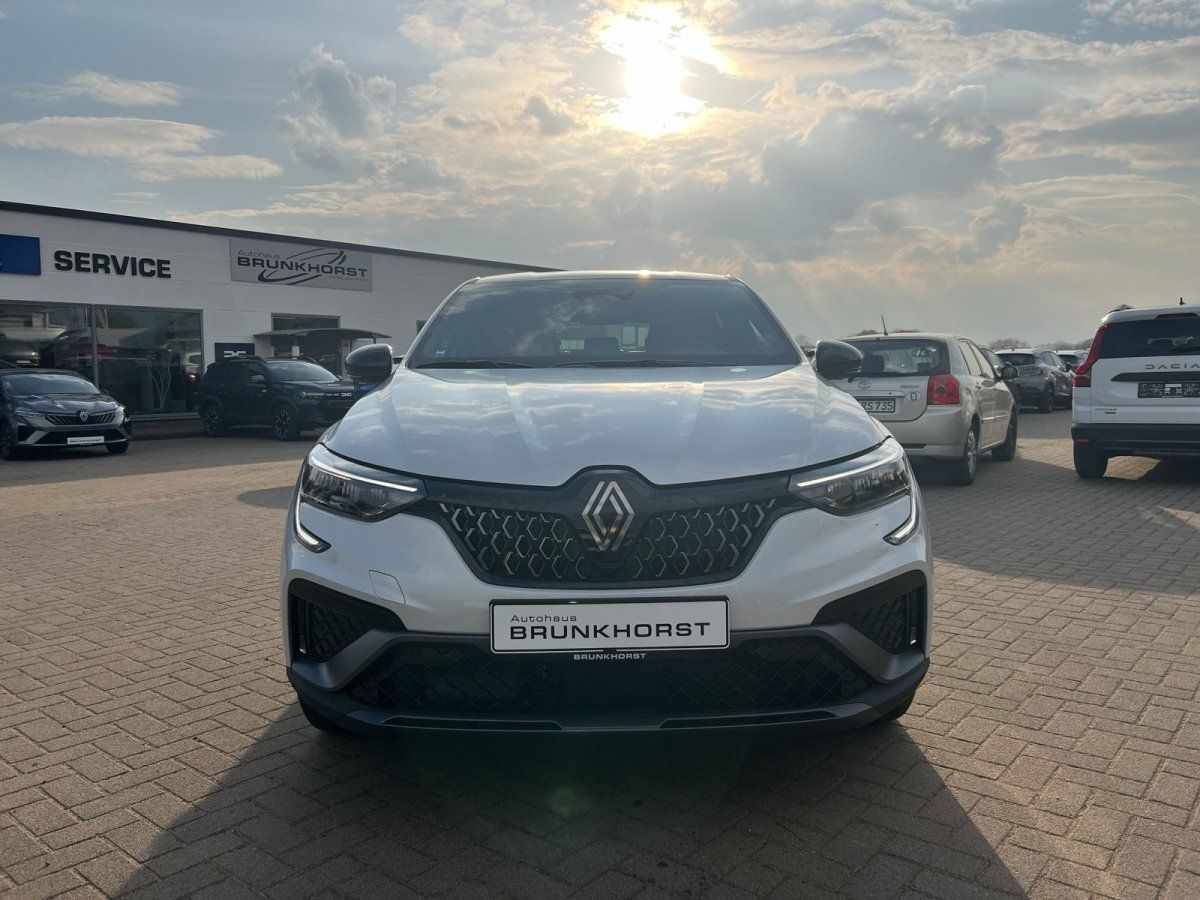 Renault Arkana in Silber-Weiß frontal im Autohaus Brunkhorst Showroom