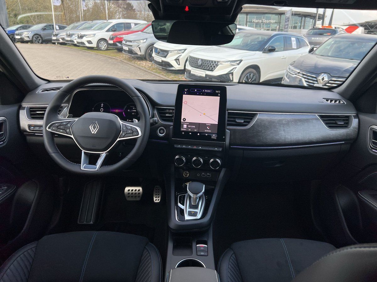 Renault Innenraum mit Multimediabildschirm, Lenkrad und Mittelkonsole im Autohaus