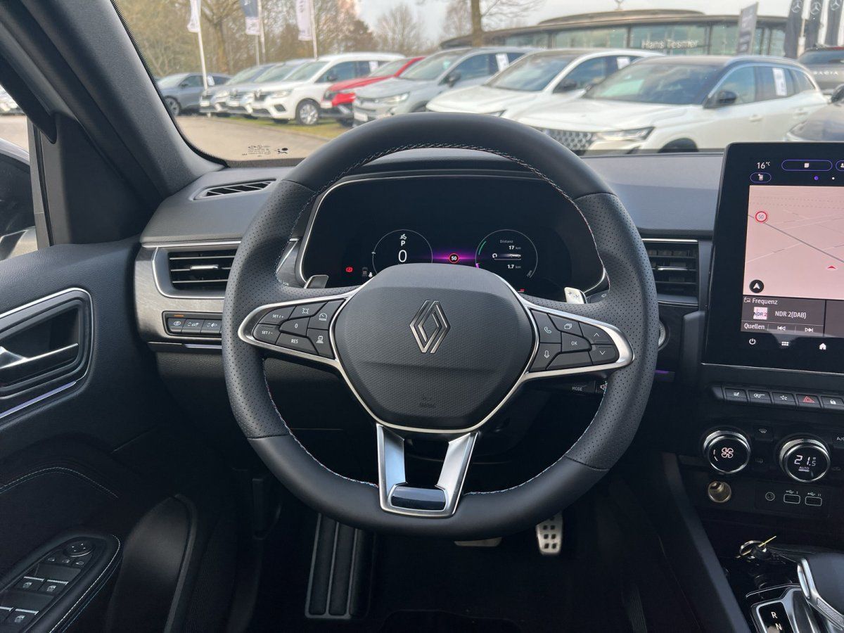 Renault Clio Innenraum mit Lederlenkrad, digitalem Cockpit und Navigationssystem im Autohaus