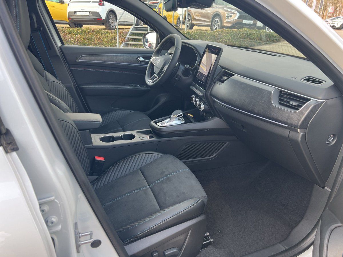 Renault Austral Innenraum mit schwarzen Ledersitzen, Touchscreen und modernem Cockpit im Autohaus