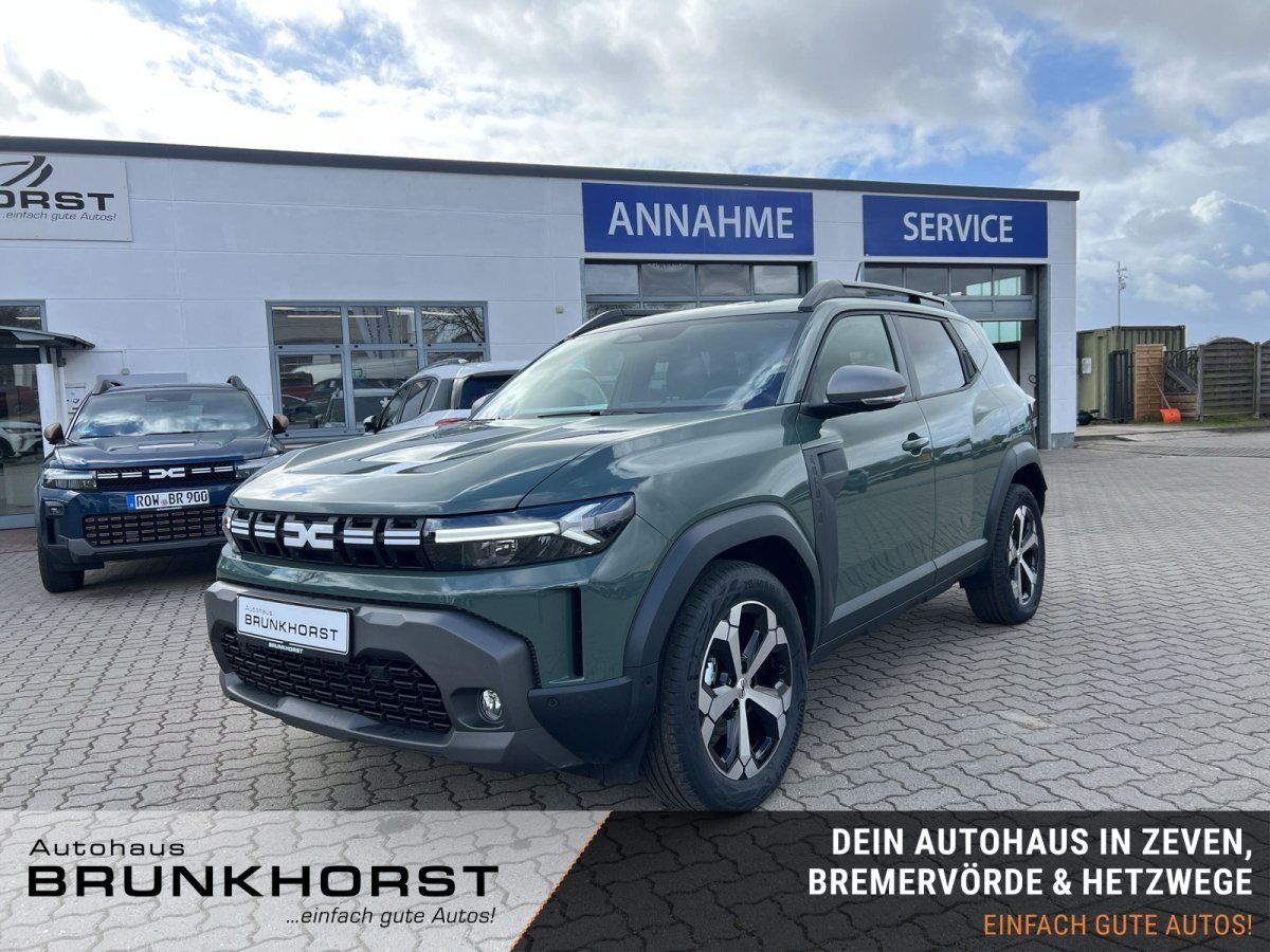 Dacia Duster SUV in grün, Seitenansicht im Autohaus Showroom - modernes Crossover-Fahrzeug