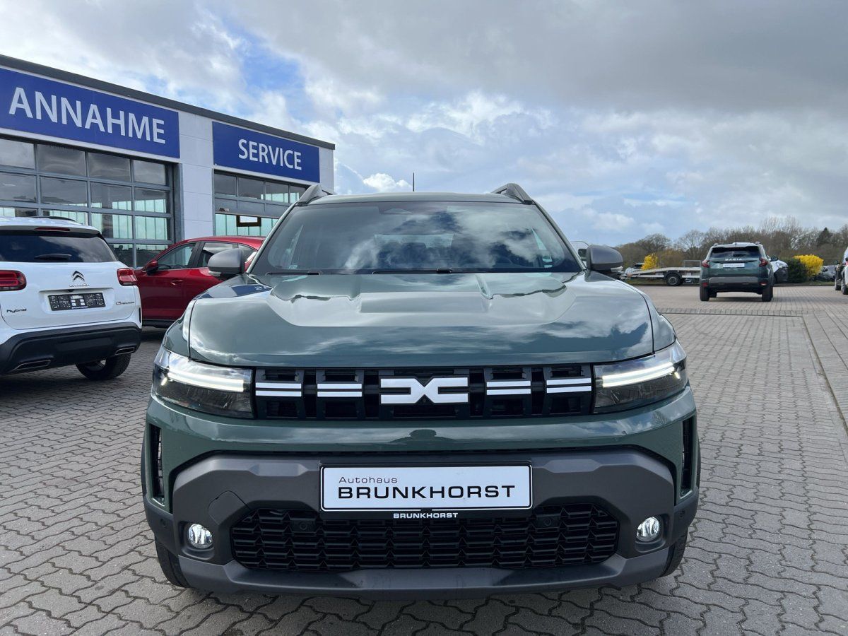 Dacia Duster Frontansicht in grün - SUV von vorne im Autohaus Showroom mit markanter Front