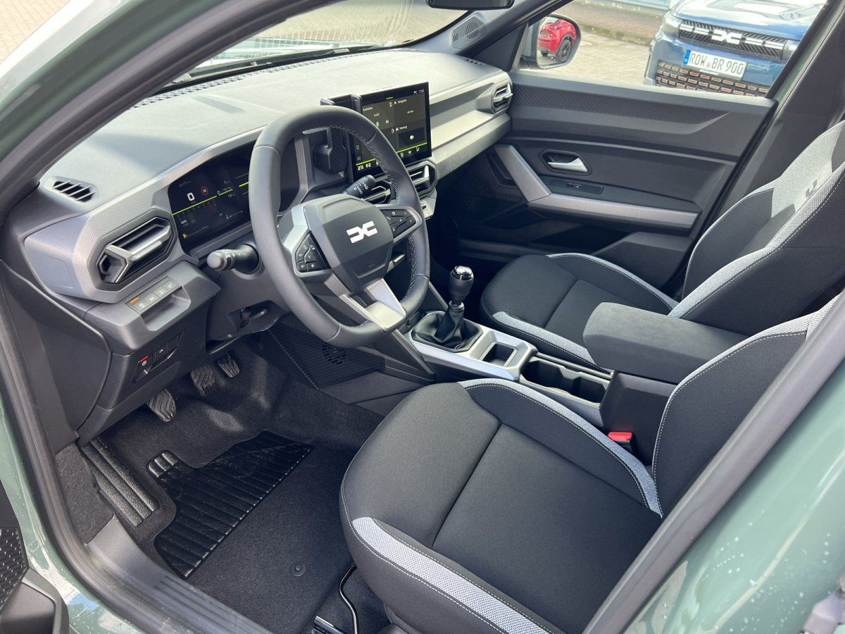 Dacia Innenraum Cockpit - Armaturenbrett, Lenkrad, Touchscreen und Sitze in grau-schwarzer Ausstattung