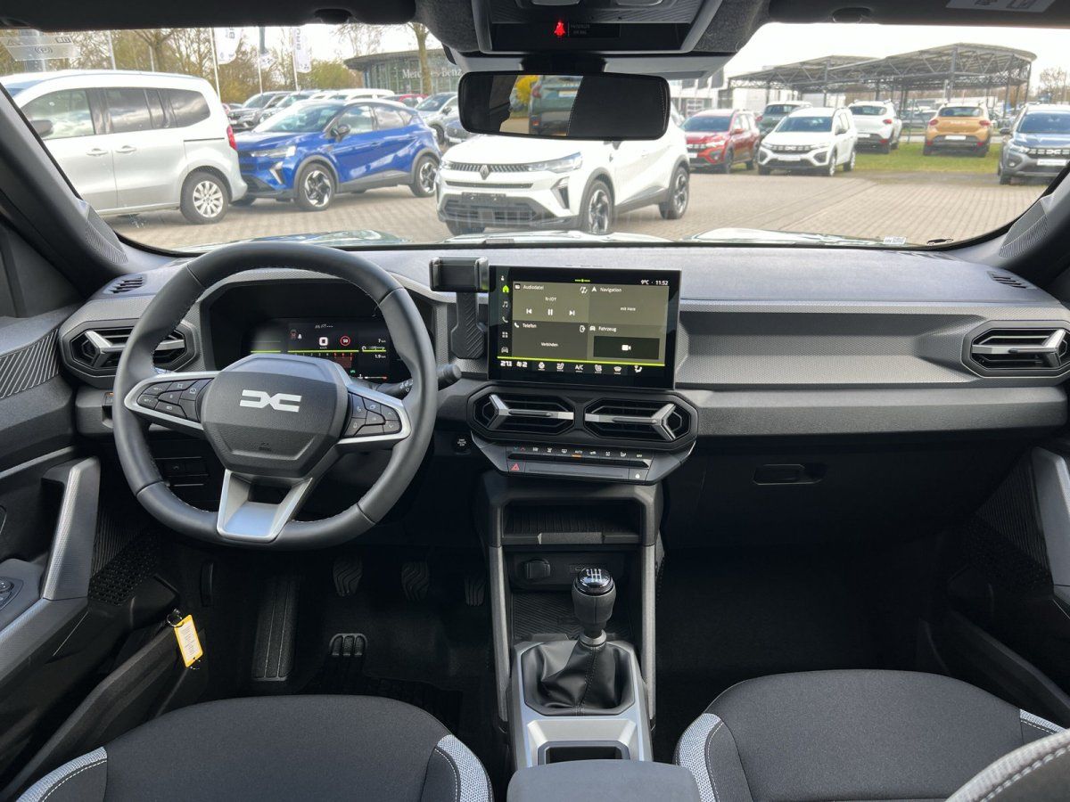 Fahrzeug Innenraum mit digitalem Display und modernem Armaturenbrett