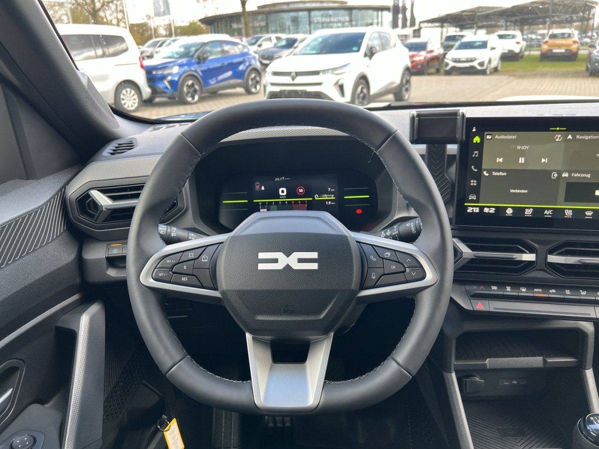 Fahrzeug Cockpit mit Lenkrad und digitalem Infotainment-System