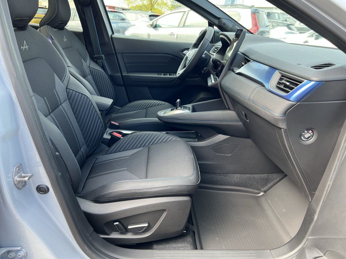 Fahrzeug Innenraum mit grauen Sitzen und modernem Armaturenbrett im Autohaus Showroom