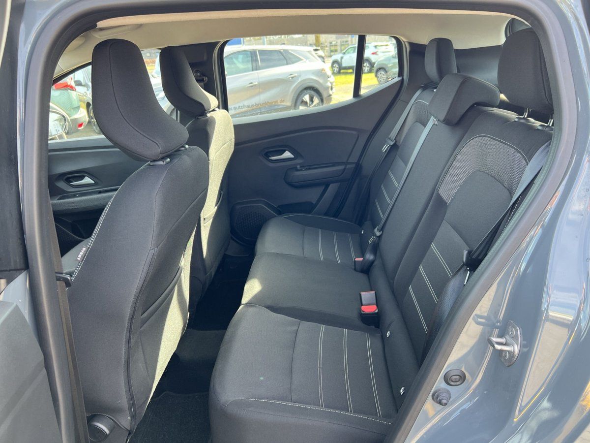 Dacia Sandero Innenraum Rücksitzbank schwarz mit weißen Nähten in grauem Fahrzeug