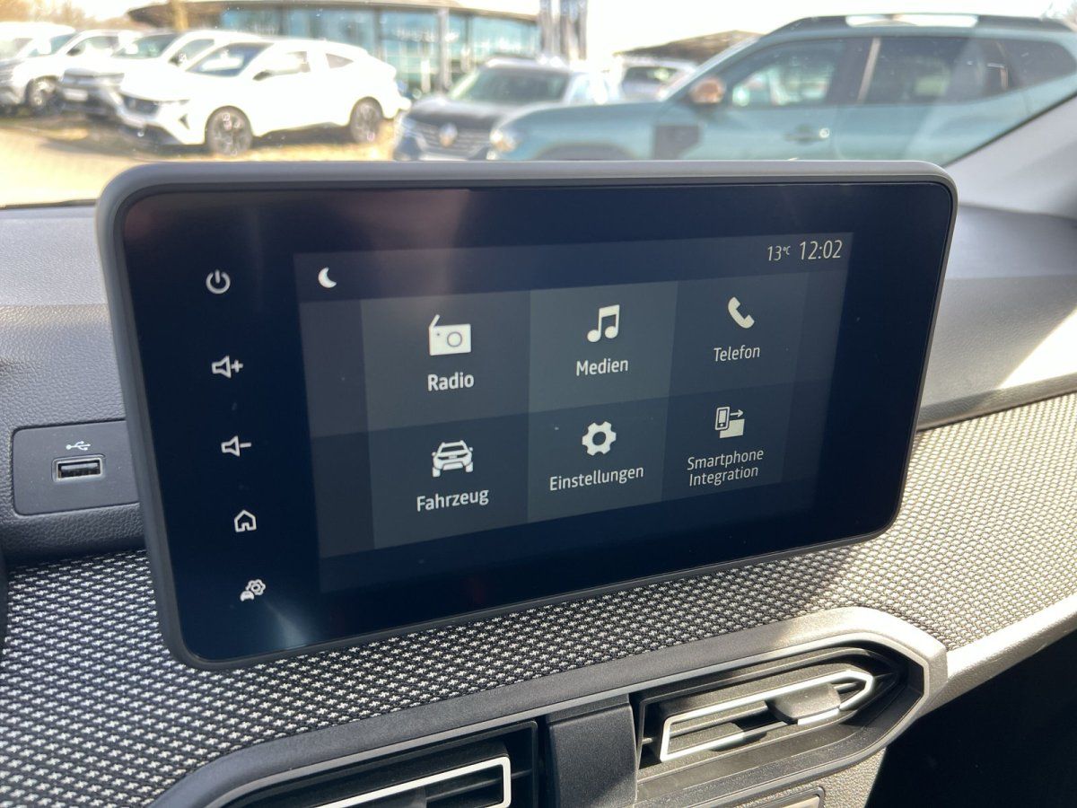Dacia Infotainment-Touchscreen mit Radio, Medien, Telefon und Smartphone-Integration im Innenraum