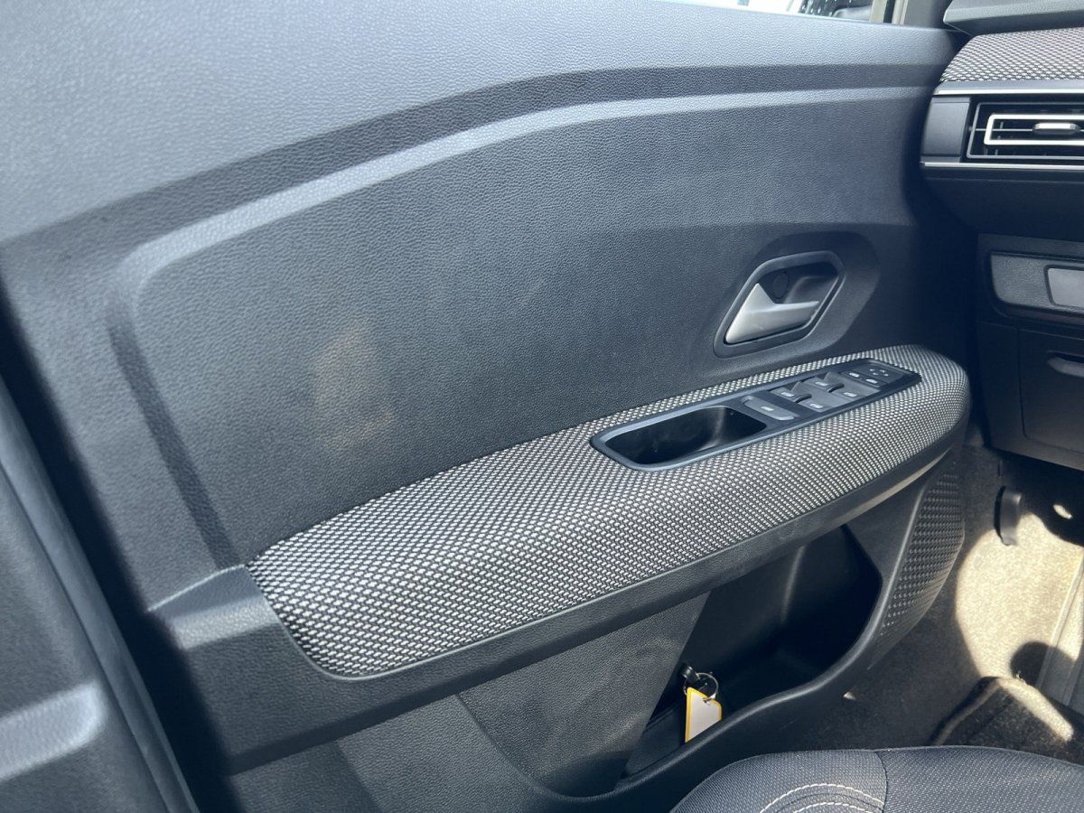 Fahrzeugtür Innenansicht mit Fensterheber-Schaltern und Seitenspiegel im Autohaus