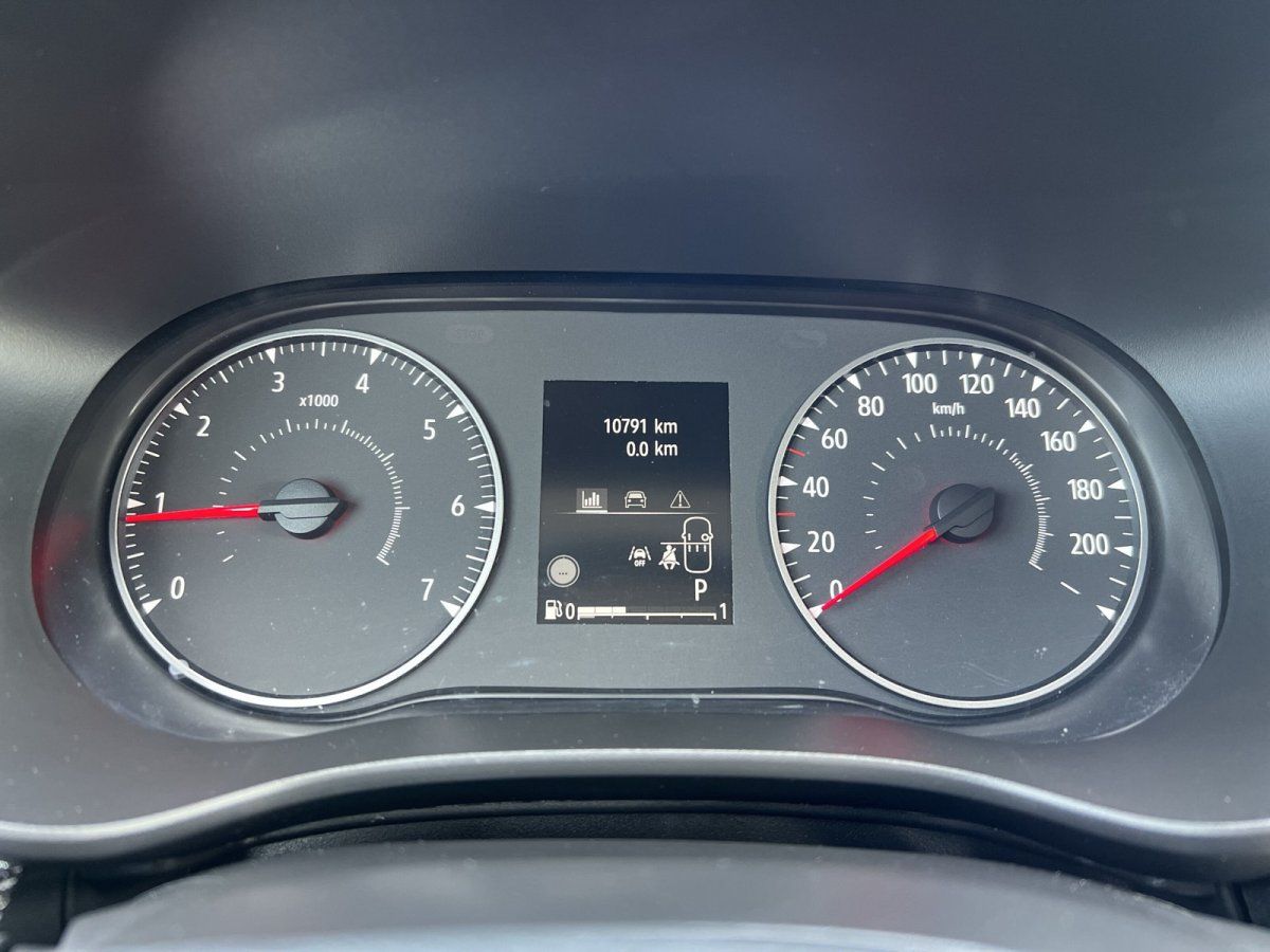 Blick aus dem Innenraum eines Fahrzeugs auf ein modernes Autohaus-Showroom mit mehreren SUVs