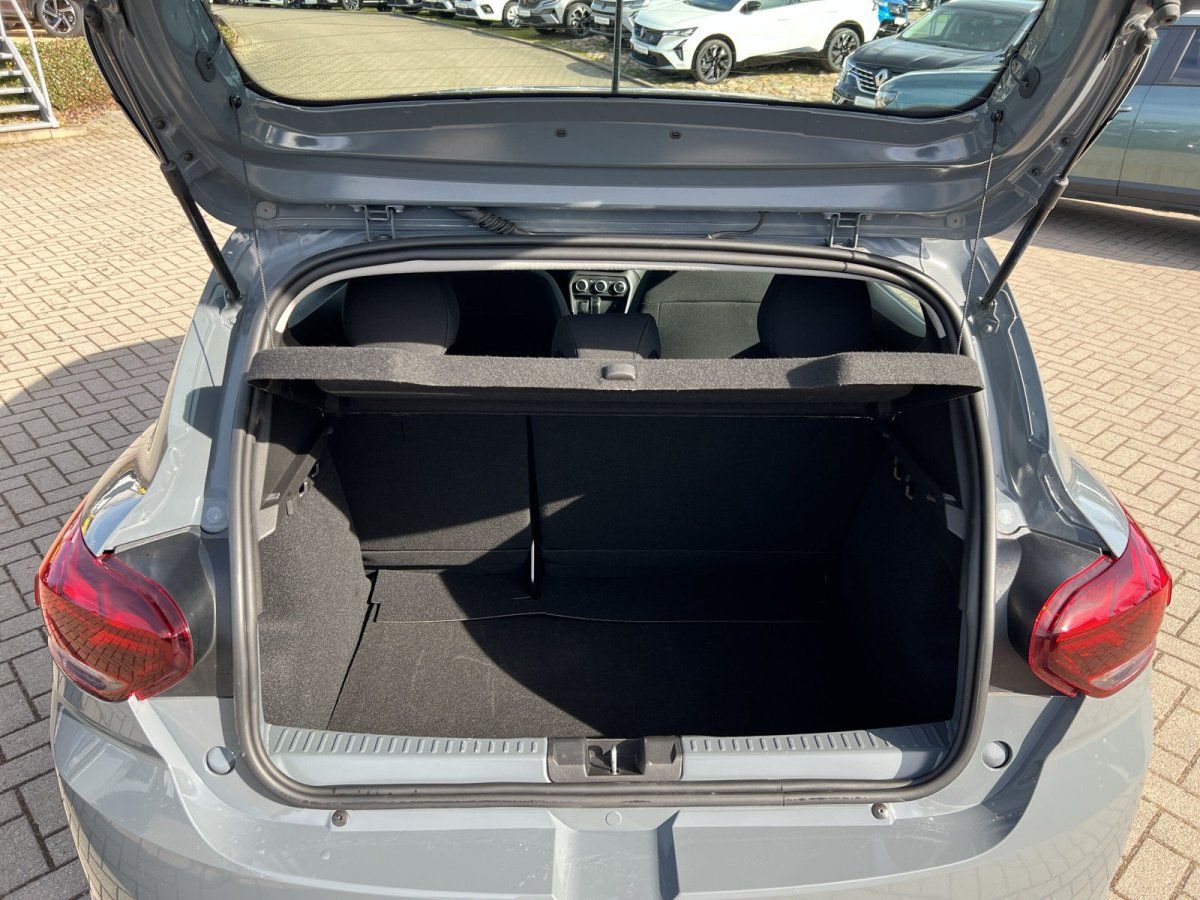 Grauer Kleinwagen Kofferraum geöffnet im Autohaus – Laderaum Ansicht von hinten