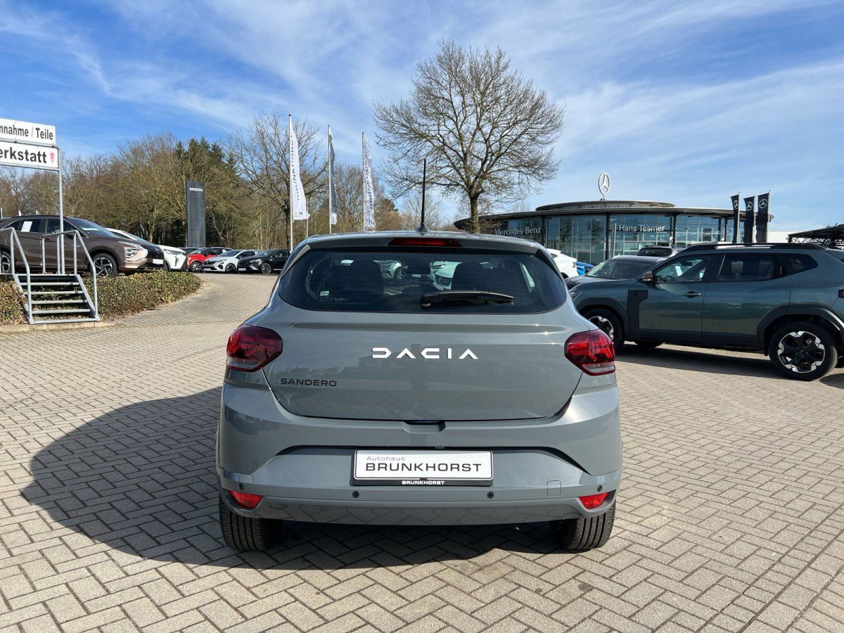 Dacia Sandero grau Heckansicht im Autohaus Brunkhorst Showroom