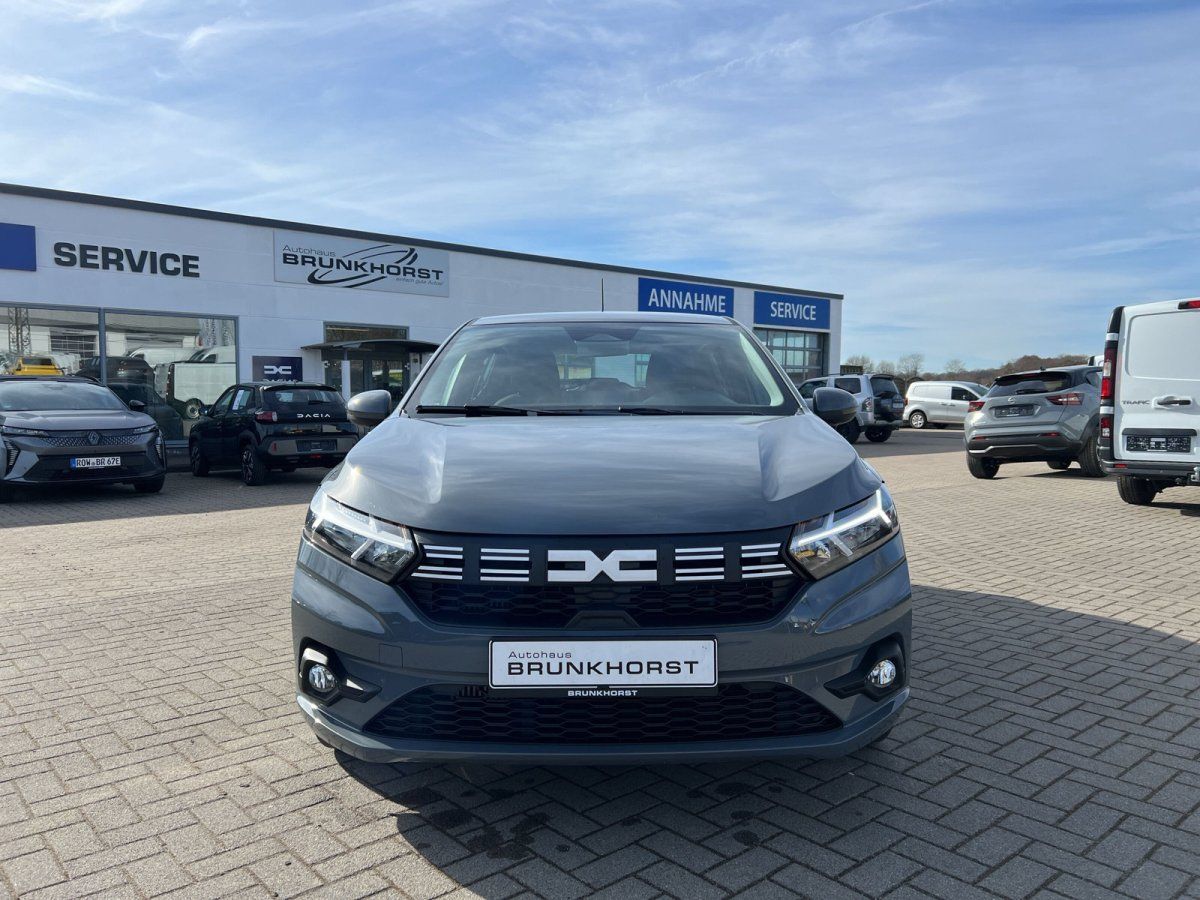 Dacia Sandero Frontansicht in Grau im Autohaus Brunkhorst Showroom
