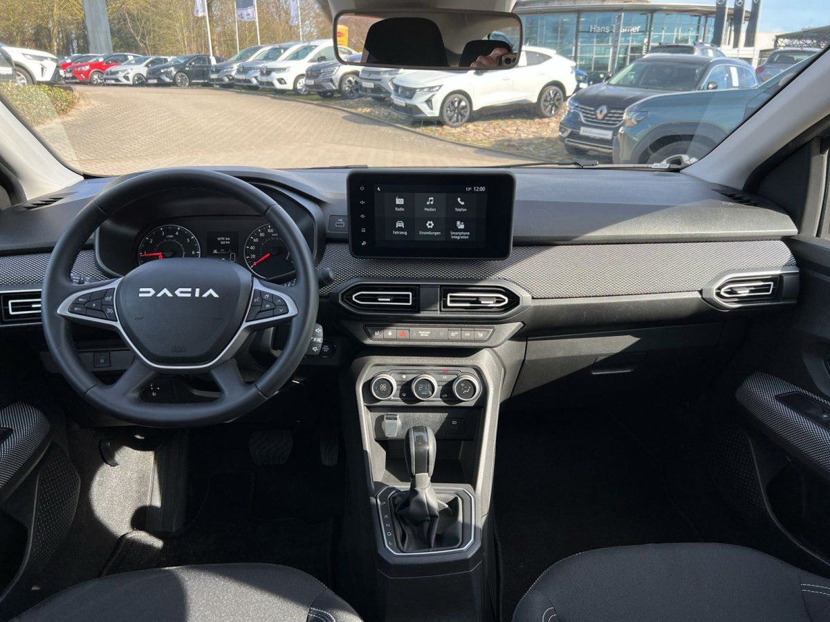 Dacia Innenraum mit Touchscreen, Lenkrad und Schaltgetriebe – modernes Cockpit
