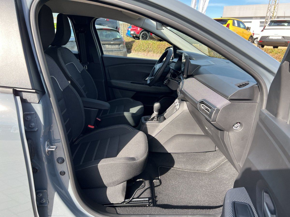 Renault Innenraum mit schwarzen Stoffsitzen, Mittelkonsole und Schaltgetriebe – Fahrzeuginnenaufnahme