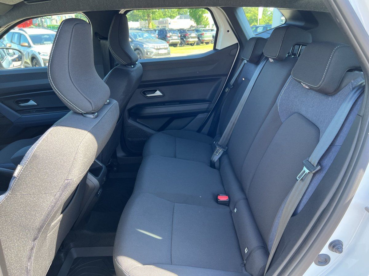 Innenraum Rücksitzbank eines modernen SUV in Schwarz mit Sicherheitsgurten