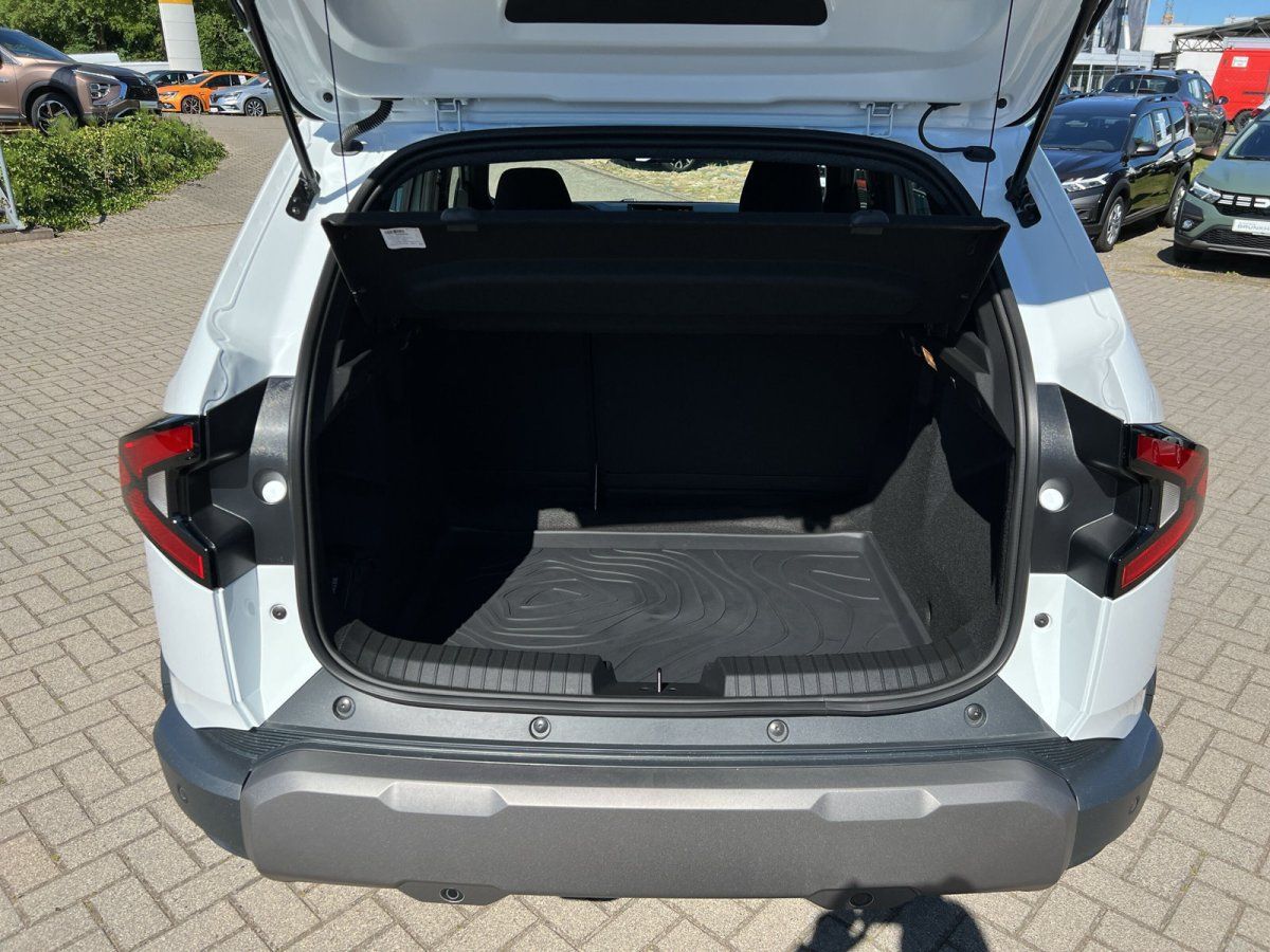 Weißer SUV Kofferraum geöffnet im Autohaus – geräumiger Laderaum mit Gummimatte