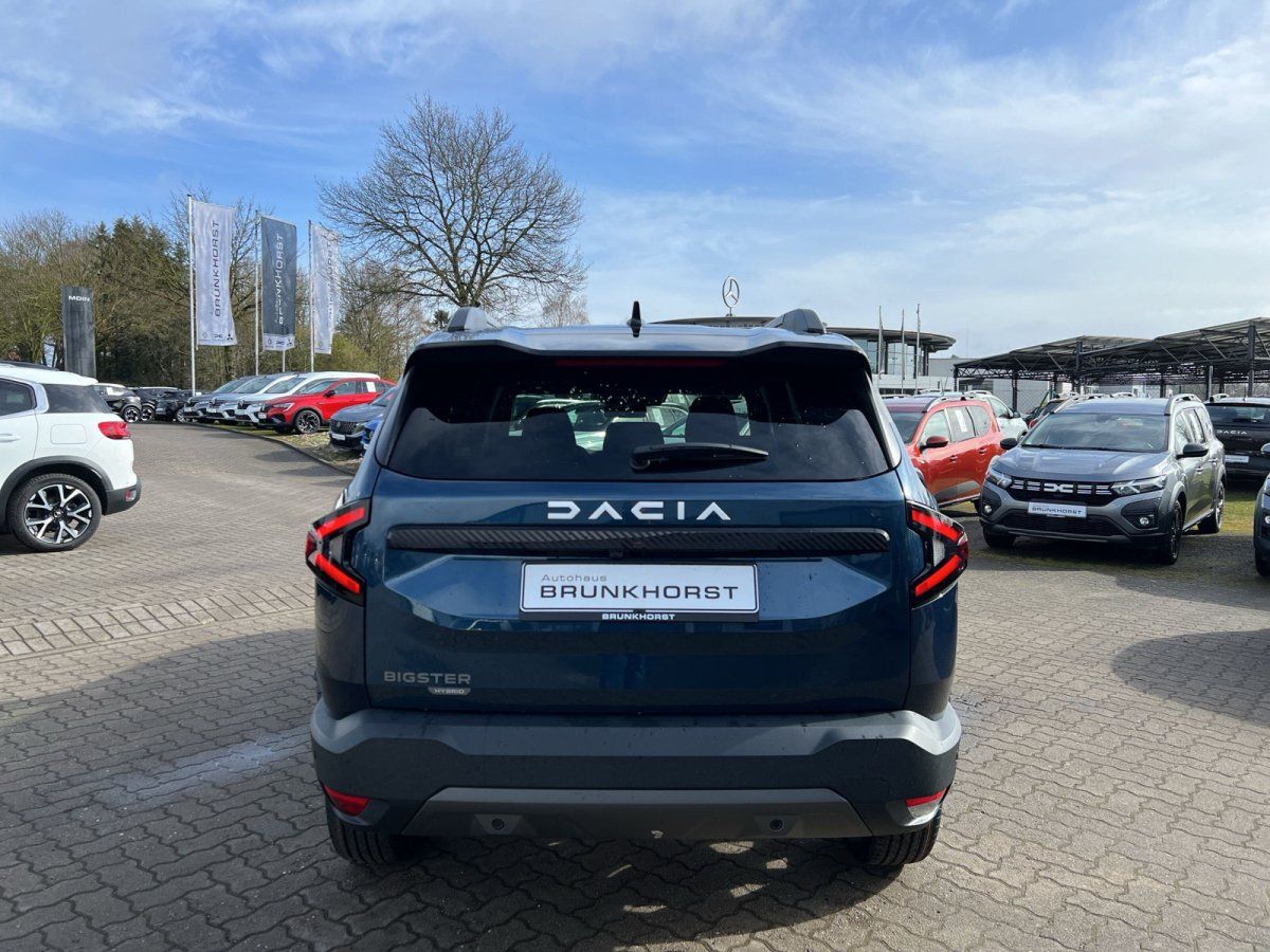 Dacia Bigster Hybrid SUV blau - Heckansicht mit Rücklichtern im Autohaus