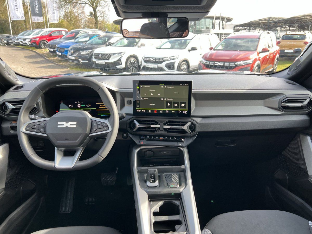 Dacia Innenraum mit Lenkrad, Touchscreen-Display und modernem Armaturenbrett - Cockpit-Ansicht