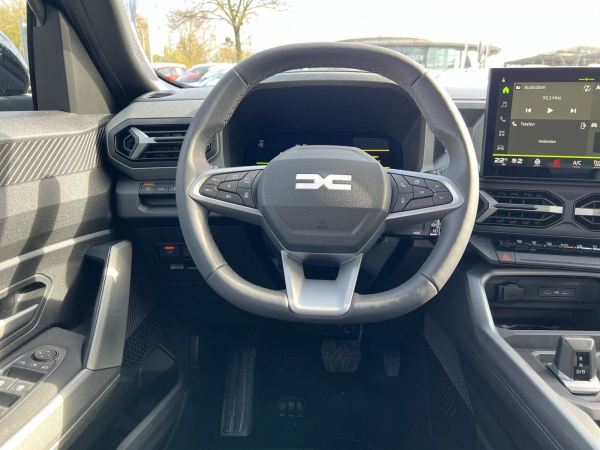 Dacia Fahrzeug Innenausstattung mit Lenkrad, digitalem Display und Mittelkonsole - Cockpit-Detail
