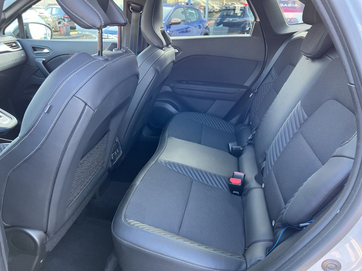 Renault Austral Innenraum Rücksitzbank schwarz mit Sicherheitsgurten und Klimadüsen