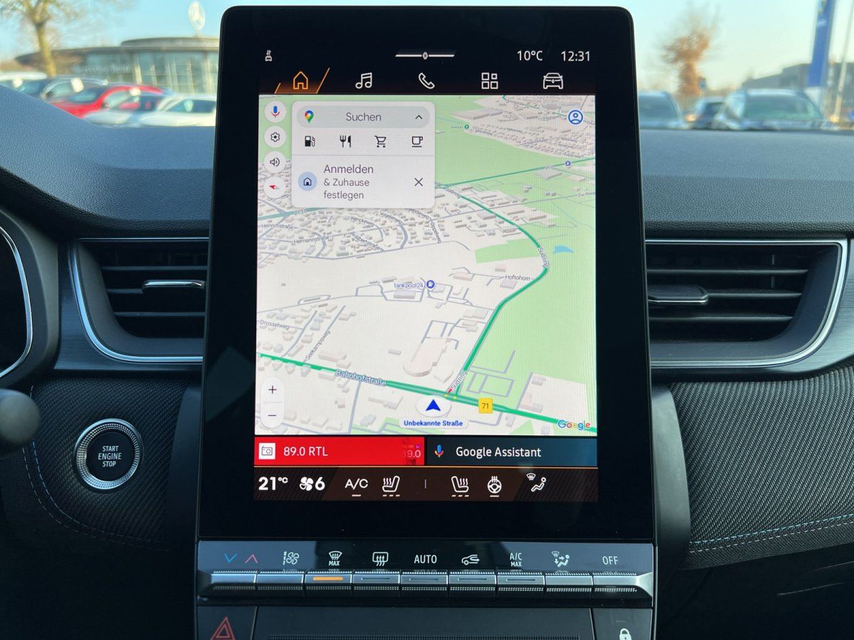 Renault Innenraum mit vertikalem Infotainment-Touchscreen und Google Maps Navigation im Autohaus