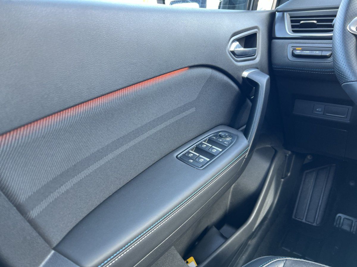 SEAT Fahrzeug Innenraum Fahrertür mit Fensterheber und Außenspiegel im Autohaus