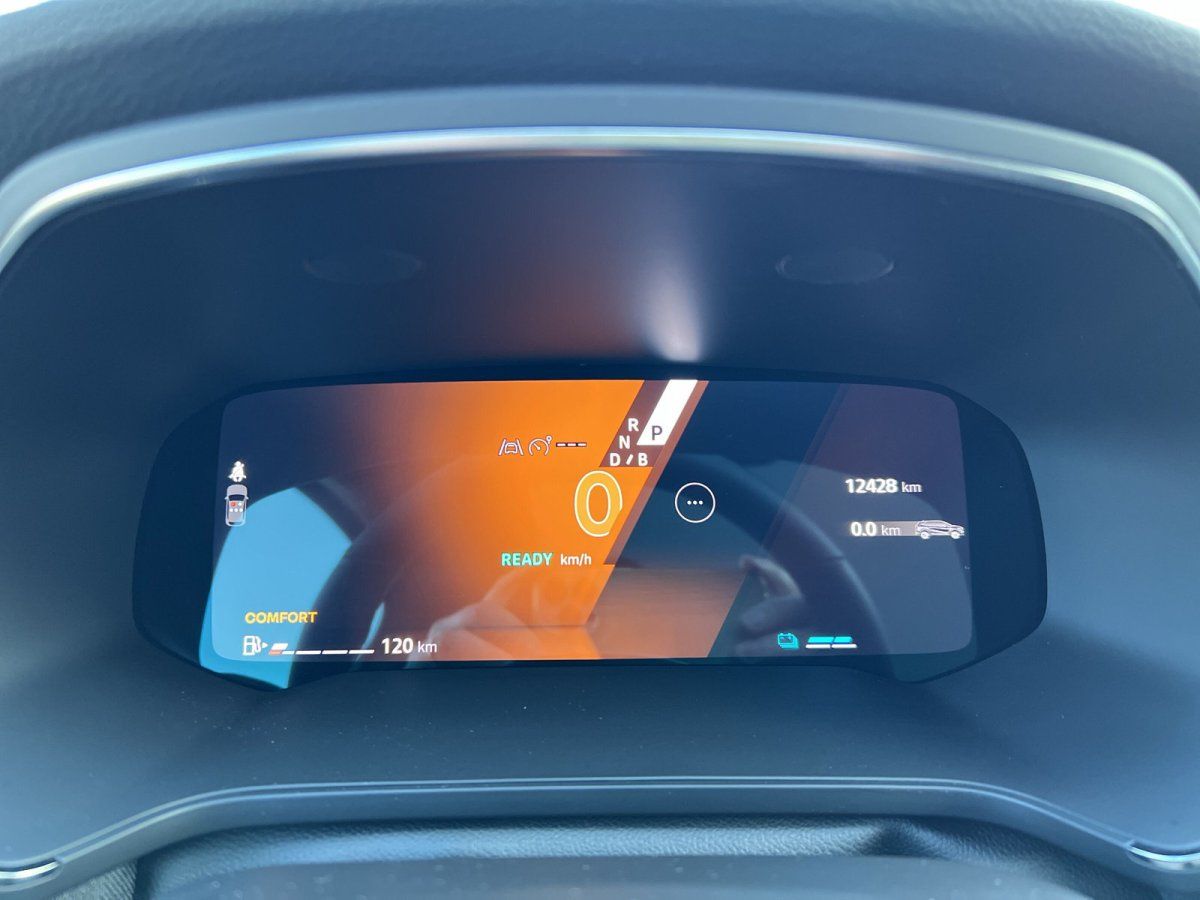 Digitales Kombiinstrument eines Elektrofahrzeugs im COMFORT-Modus mit 120 km Reichweite