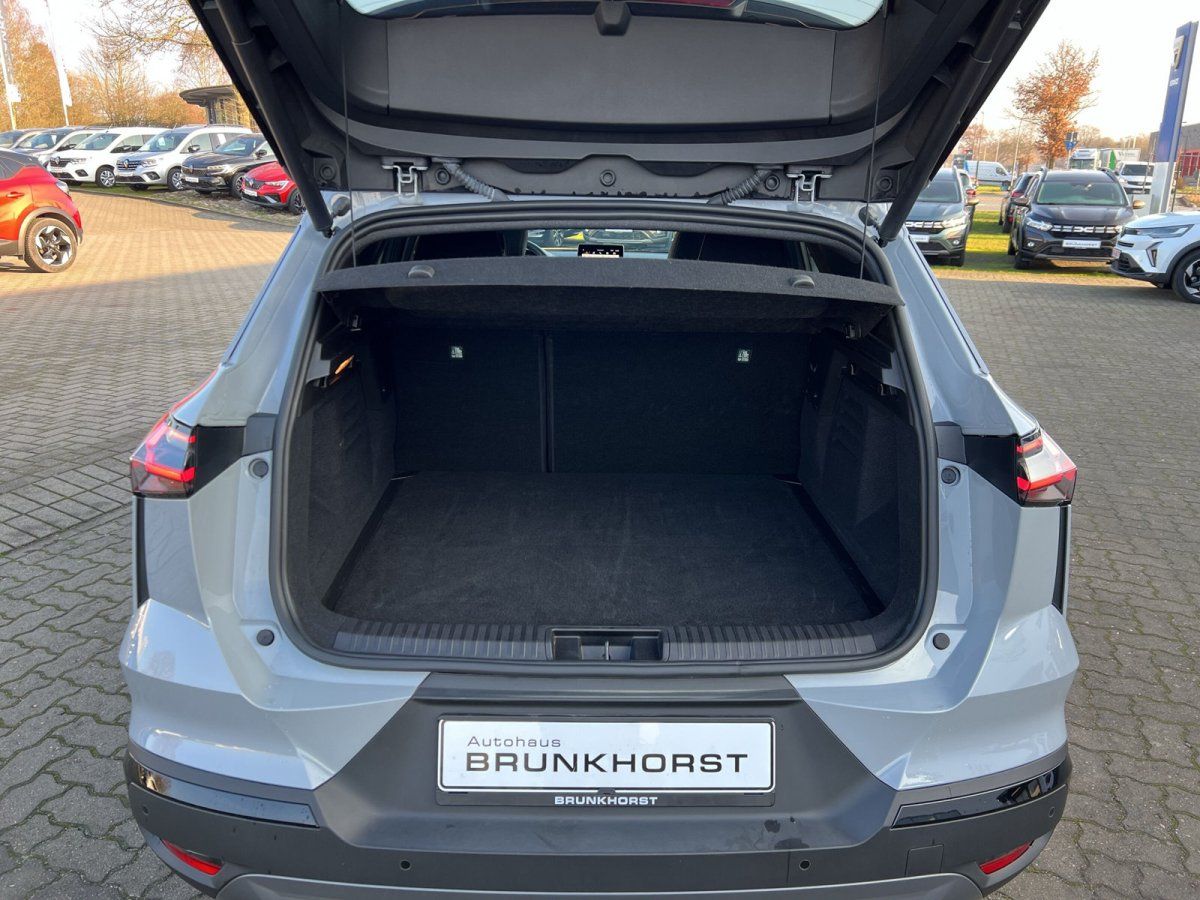 Silberner SUV mit geöffneter Heckklappe im Autohaus Brunkhorst Showroom