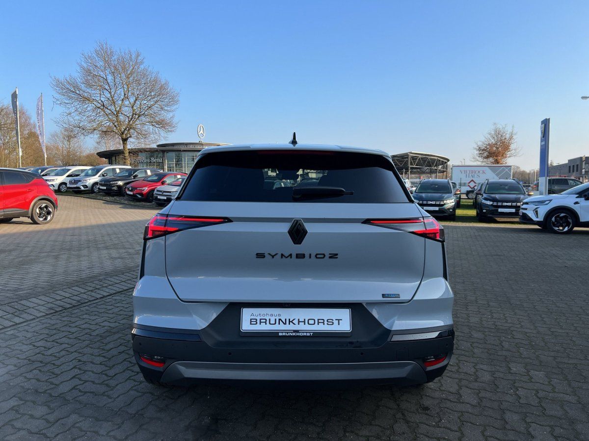 Renault Symbioz in Grau von hinten im Autohaus Brunkhorst Showroom