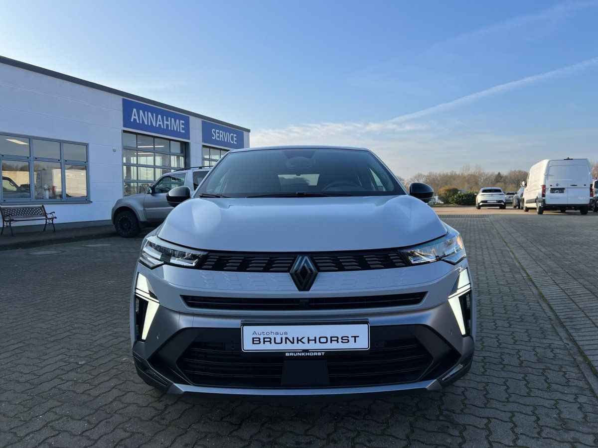 Renault SUV in Grau – Frontansicht im Autohaus Brunkhorst Showroom