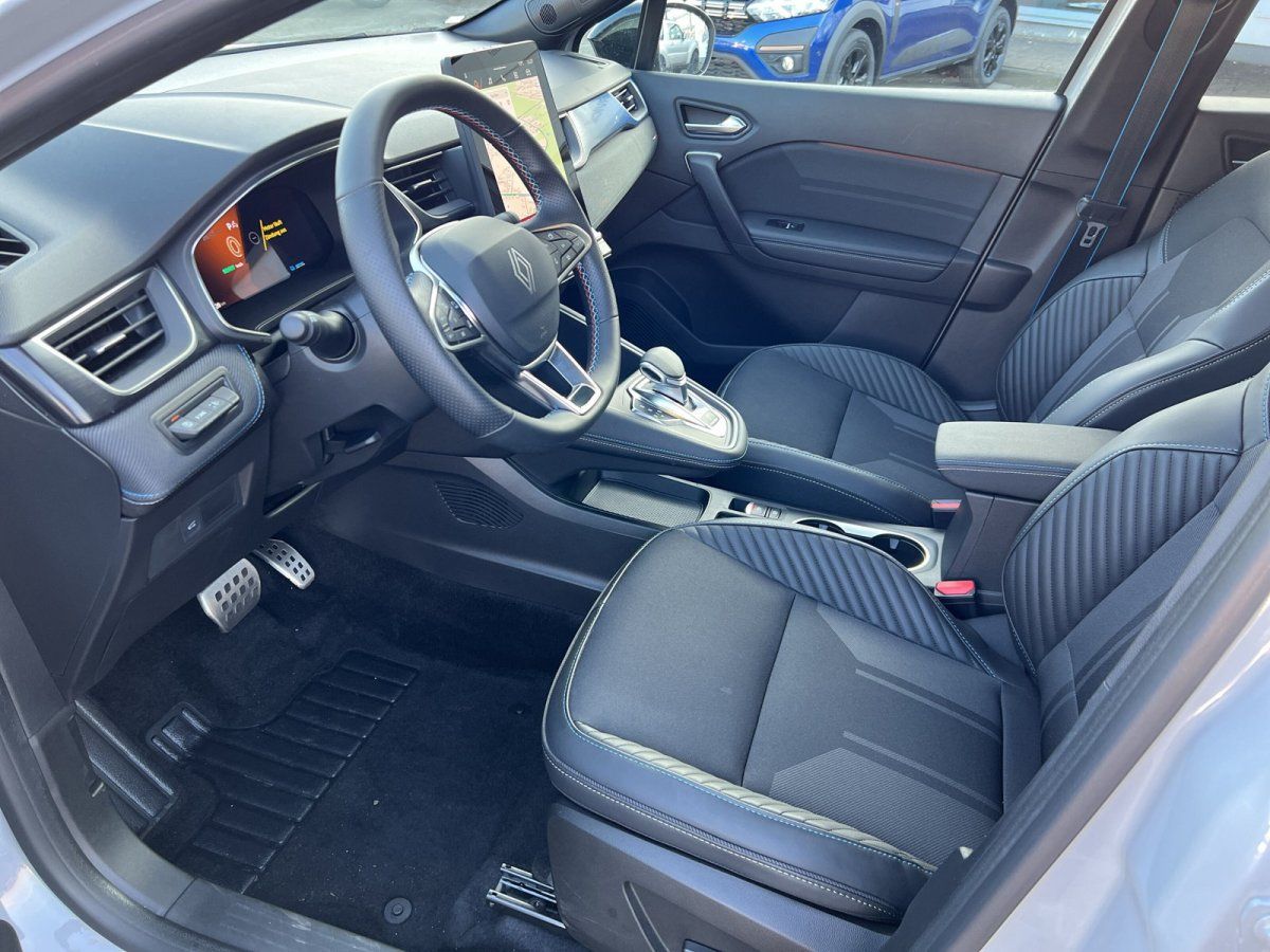 Renault Innenraum mit schwarzen Ledersitzen, Automatikgetriebe und digitalem Cockpit