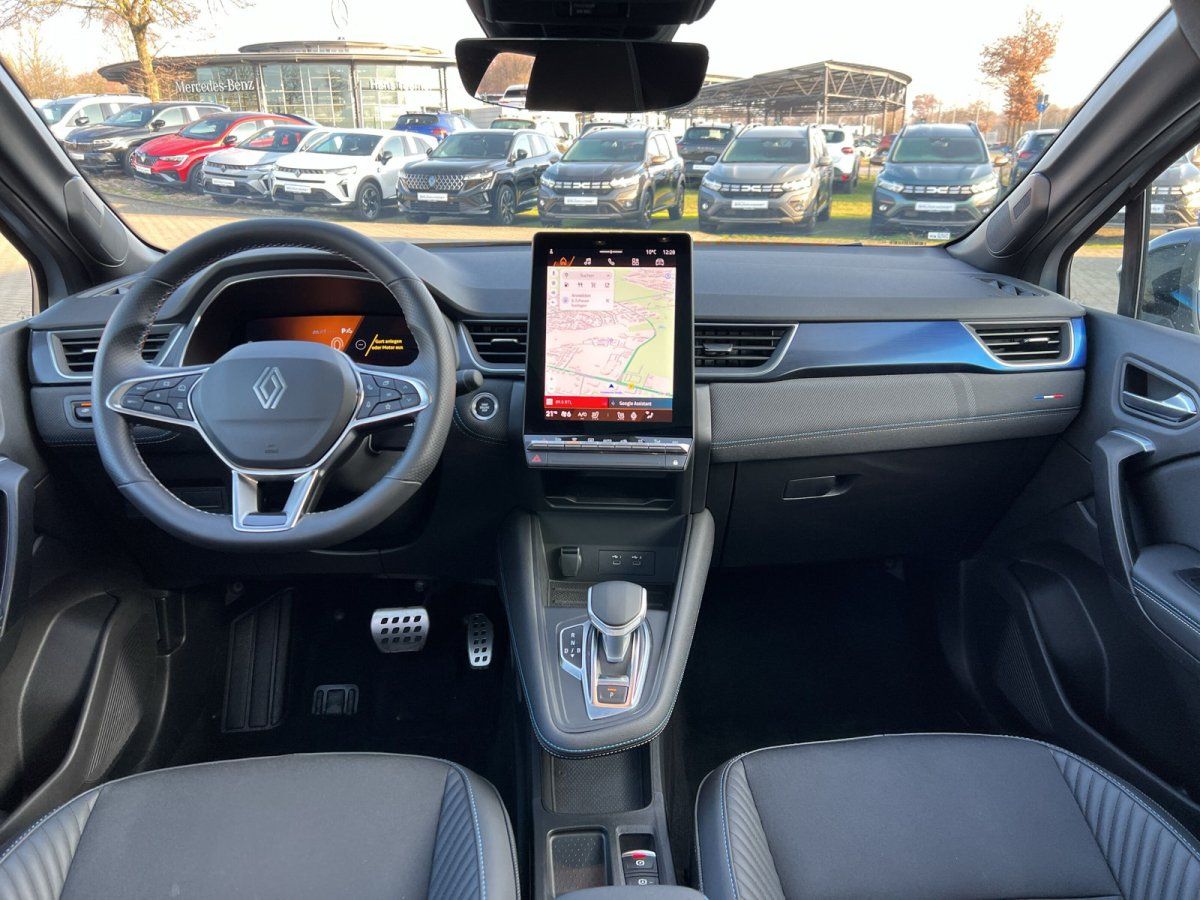 Renault Innenraum mit Lenkrad, großem Touchscreen-Navigationssystem und Ledersitzen in grau