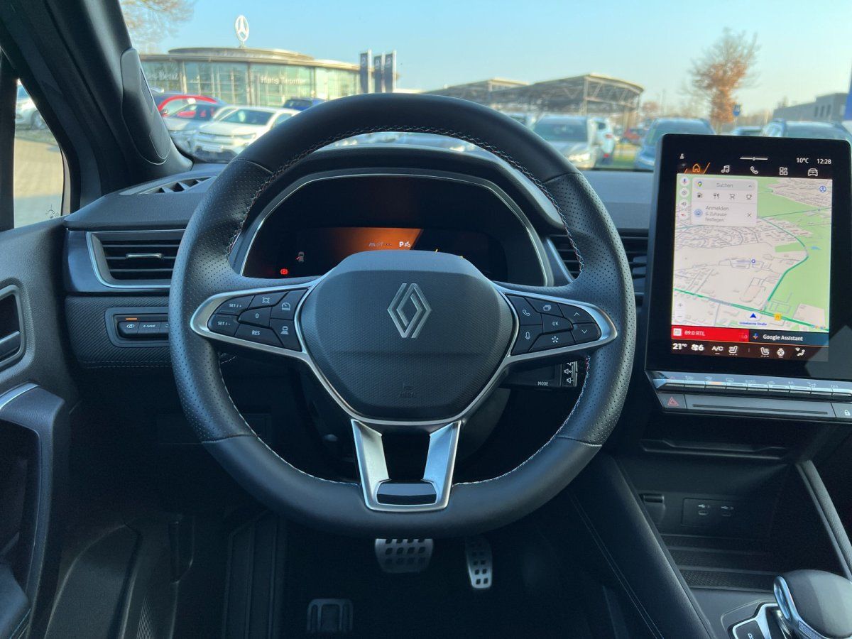 Renault Fahrzeug Innenraum mit Lenkrad im Autohaus-Showroom mit mehreren Ausstellungsfahrzeugen