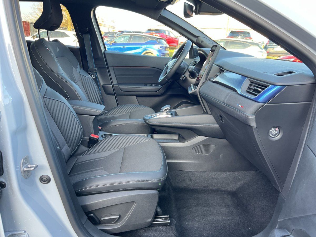 Alpine A290 Innenraum mit schwarzen Sportsitzen und blauem Armaturenbrett-Akzent