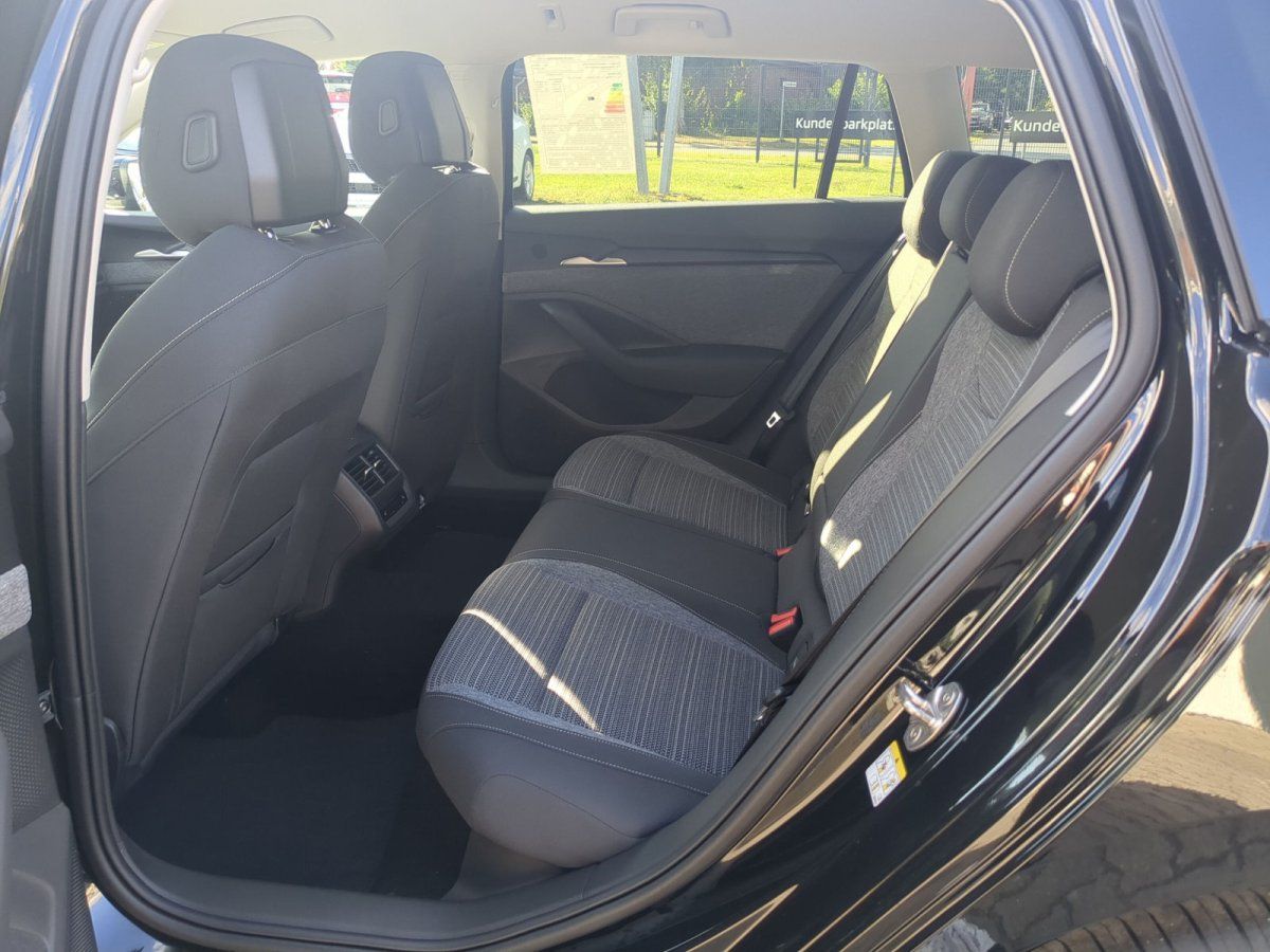 Rücksitzbank schwarzes Fahrzeug Innenraum mit Stoffsitzen und Rücksitzklima im Autohaus