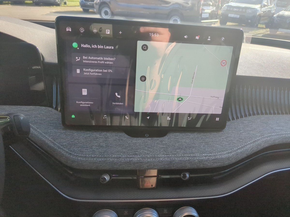 Infotainment-Touchscreen mit Navigation im Renault Clio Innenraum Detailansicht