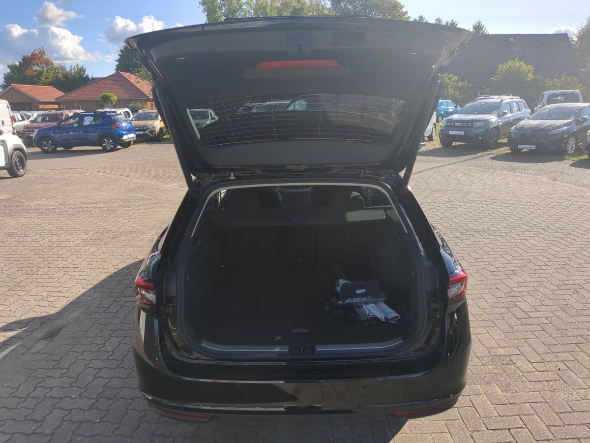 Schwarzer Renault SUV mit geöffnetem Kofferraum im Autohaus Showroom Heckansicht