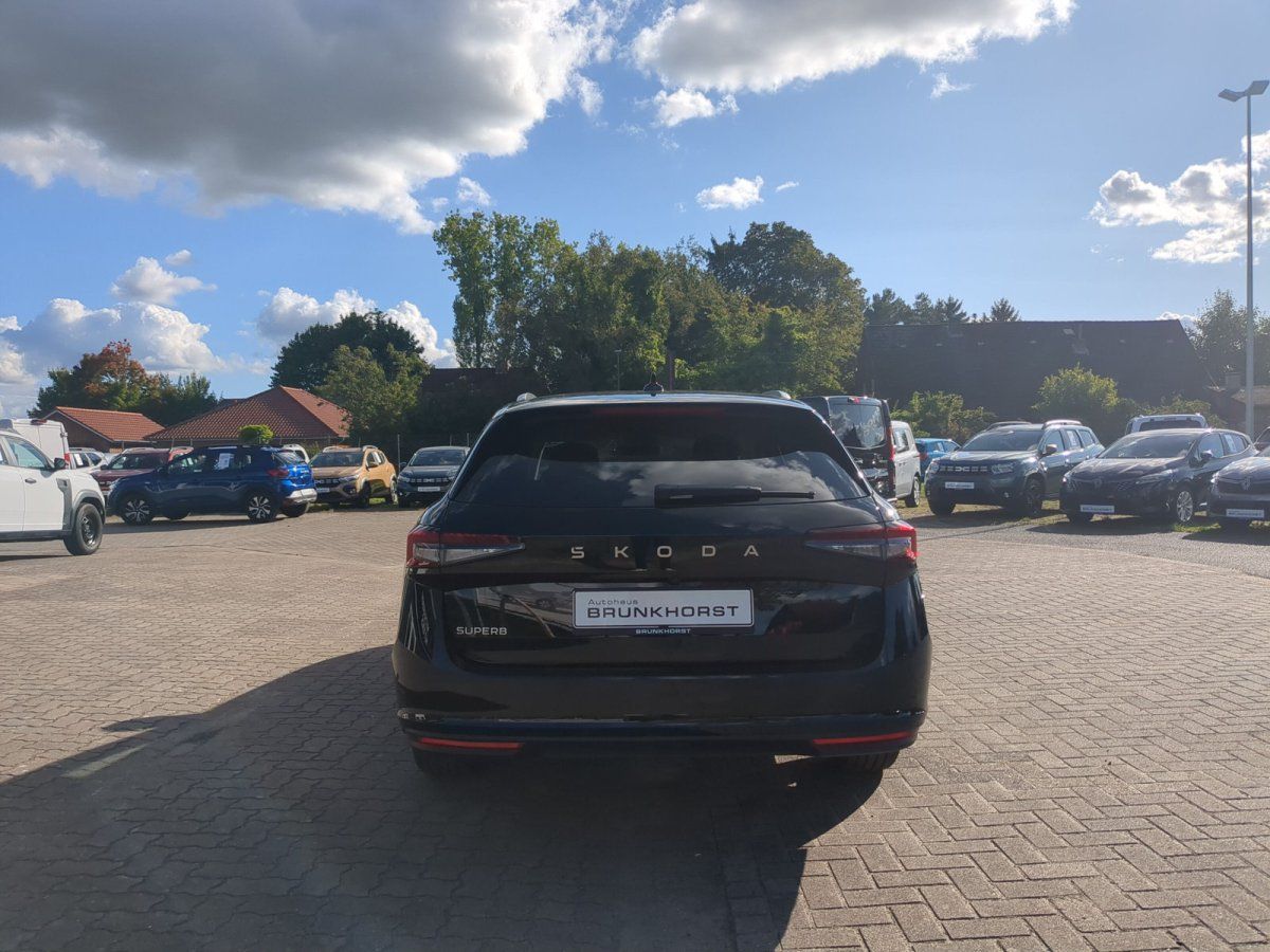 Schwarzer Škoda Superb Combi Heckansicht im Autohaus Brunkhorst Showroom