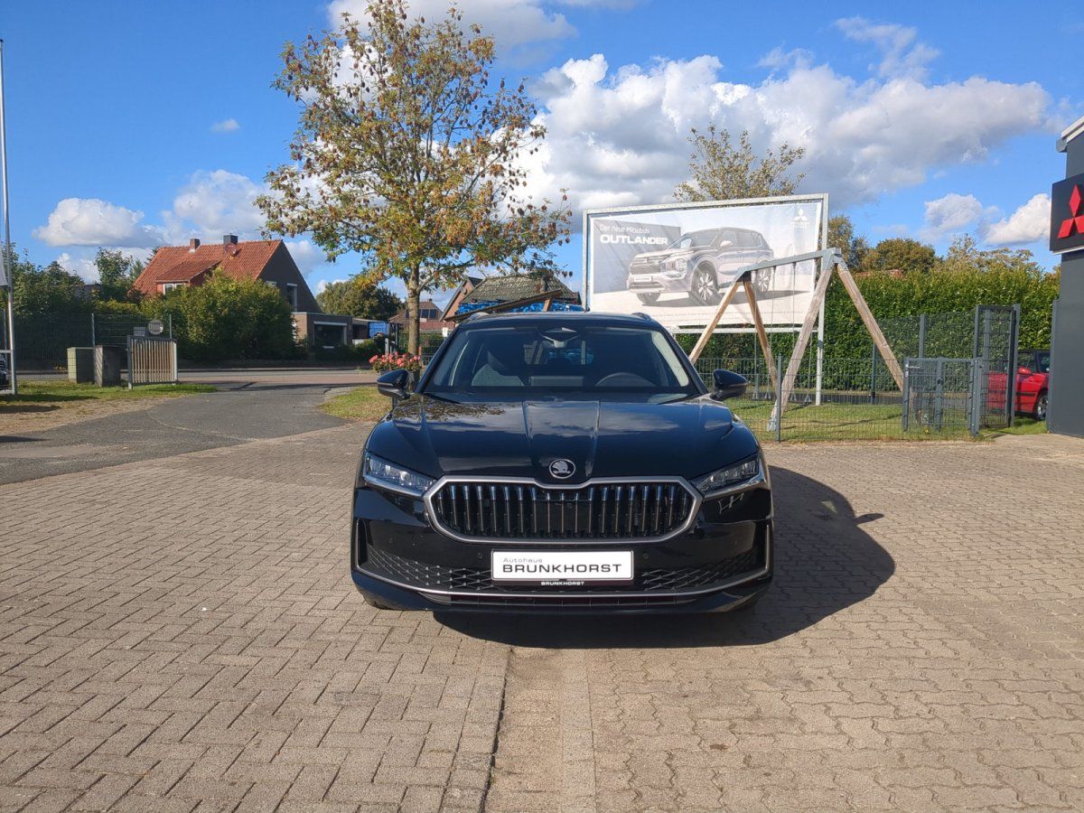 Schwarzer Škoda Superb Frontansicht im Autohaus Brunkhorst Showroom