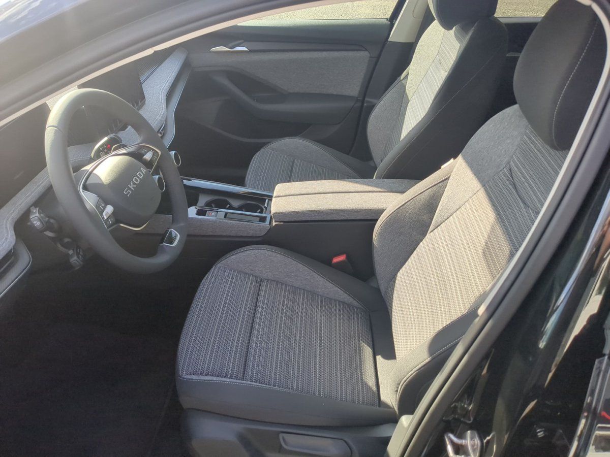 Škoda Innenraum mit Stoffsitzen und Lenkrad in modernem Design im Autohaus