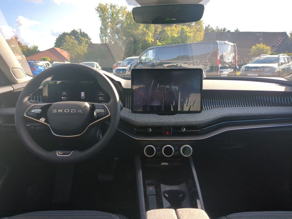 Skoda Innenraum Cockpit mit digitalem Tacho und Infotainment-Touchscreen im Autohaus